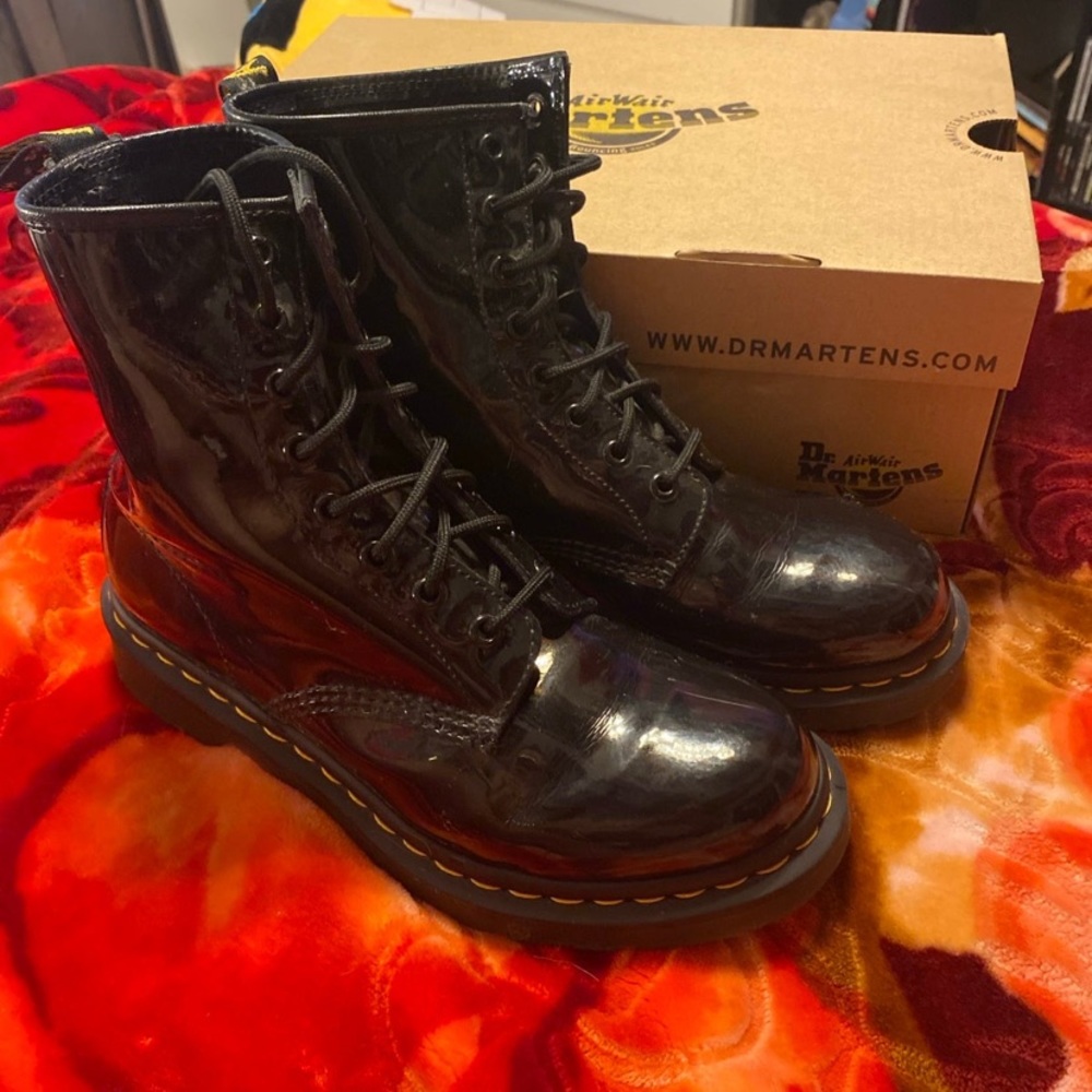 (SOLD DONT BUY) DOC MARTEN BOOTS